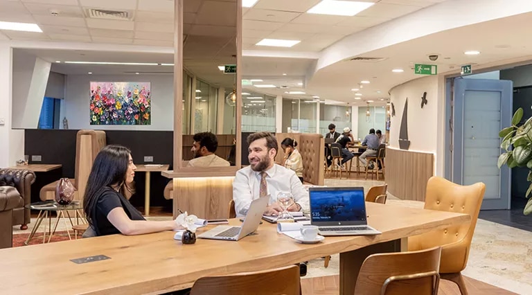 qa-ttq-cw-clients-working-in-coworking-space-lp-20260427-pas.png